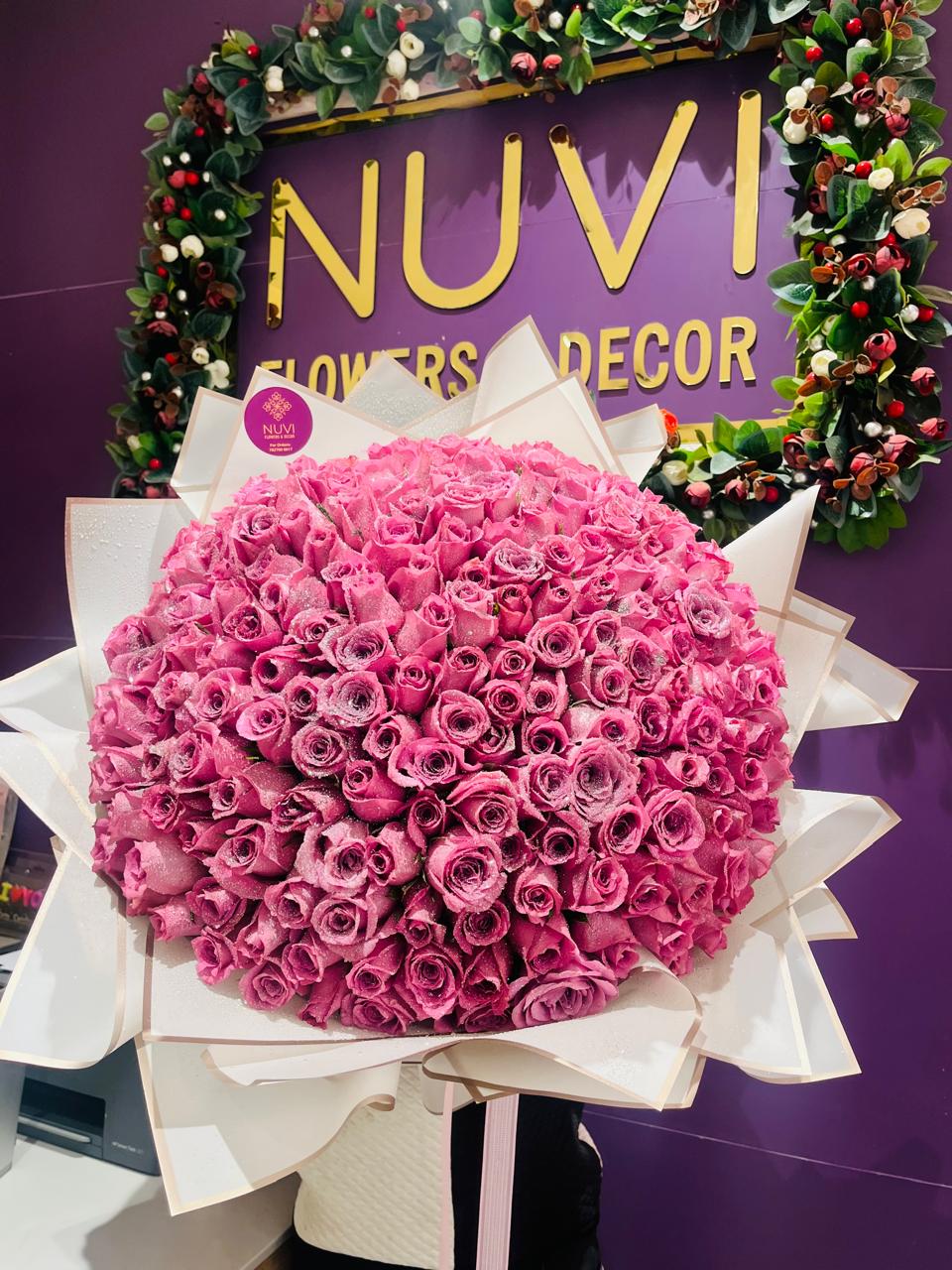 200 Roses of Regal Elegance