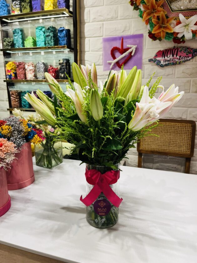 Serene Lily Bloom – Elegant Vase Arrangement